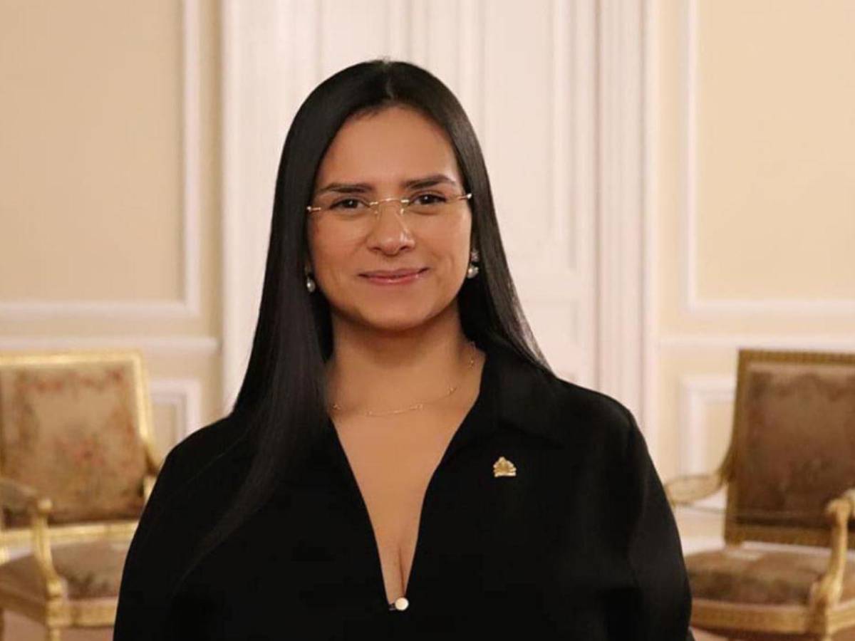 Pese a ser suspendida de Libre, Isis Cuéllar participó en marcha del partido en SPS