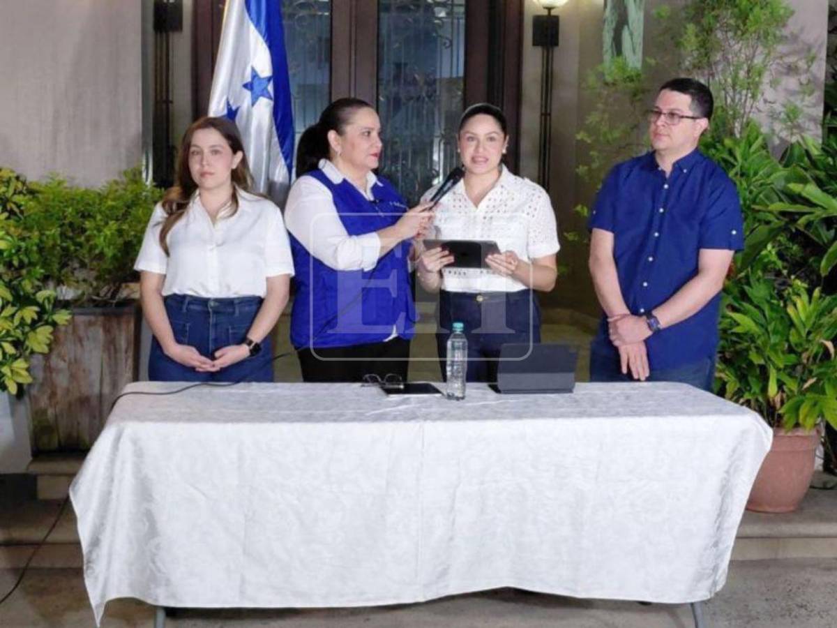 De rodillas y con una oración: así reaccionó Ana García tras anuncio de indulto a Juan Orlando Hernández