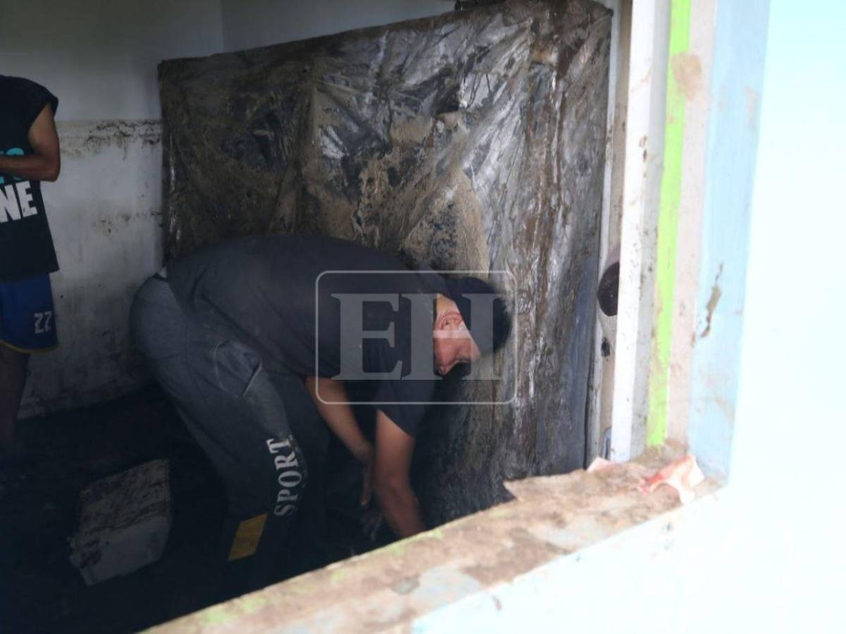 Afectados por deslizamiento en la Villa Unión regresan para conocer daños tras deslizamiento