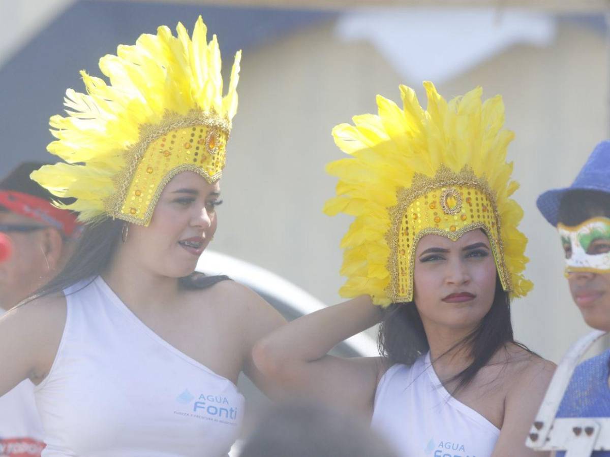 Hermosas aficionadas llegan al estadio Rubén Deras para la finalísima de ascenso
