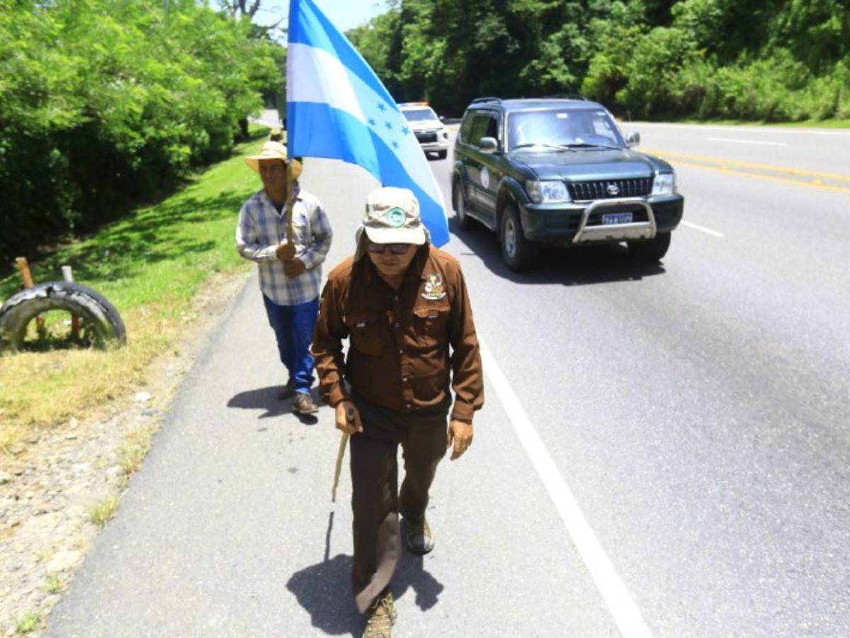 Padre Leopoldo sigue su camino a la capital por la democracia y el diálogo