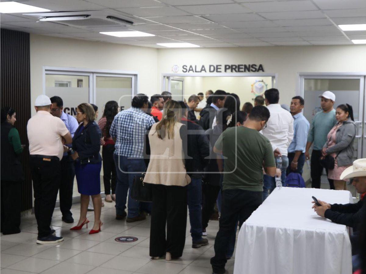 Entre protestas de Libre y agresiones: así se desarrolla entrega de credenciales a alcaldes en el CNE