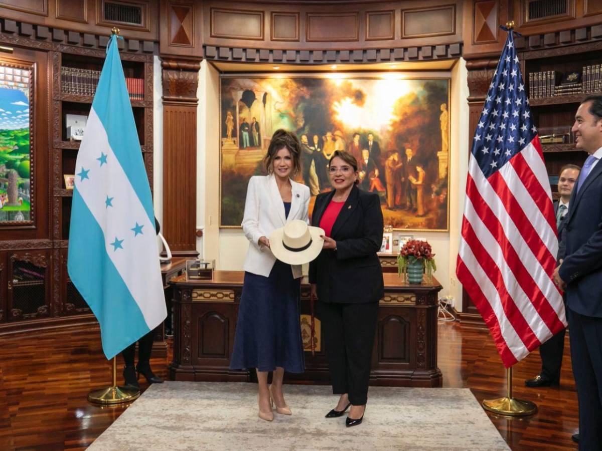 ¿Qué le regaló Xiomara Castro a Kristi Noem, secretaria de Seguridad Nacional de EE UU?