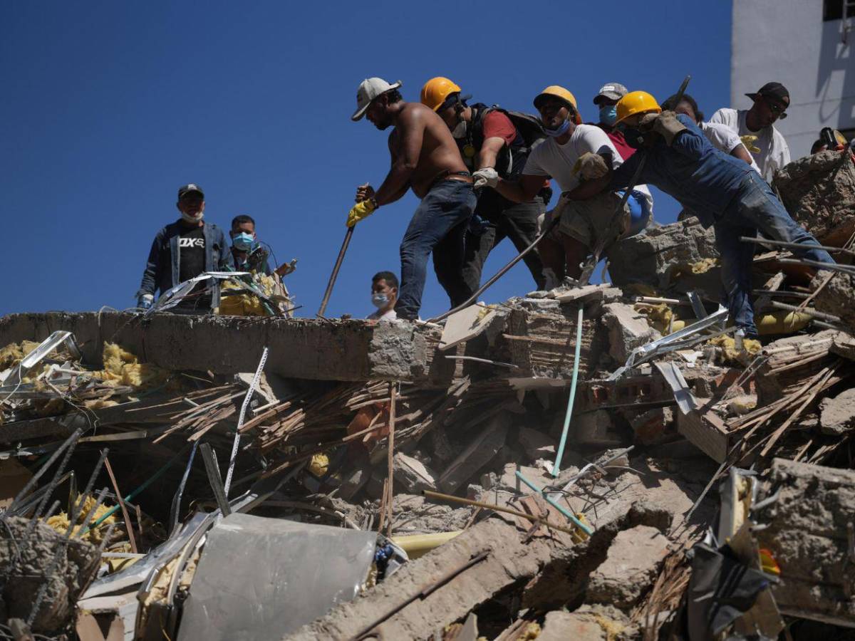 En fotos: Las primeras luces del día revelan la magnitud del terremoto en Colombia