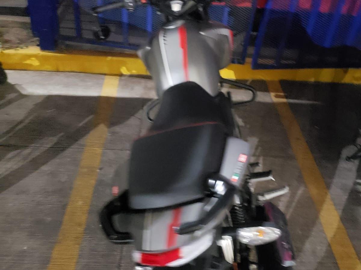 El segundo sospechoso de asalto, y que supuestamente acompañaba al menor muerto, abandonó esta motocicleta en la escena.