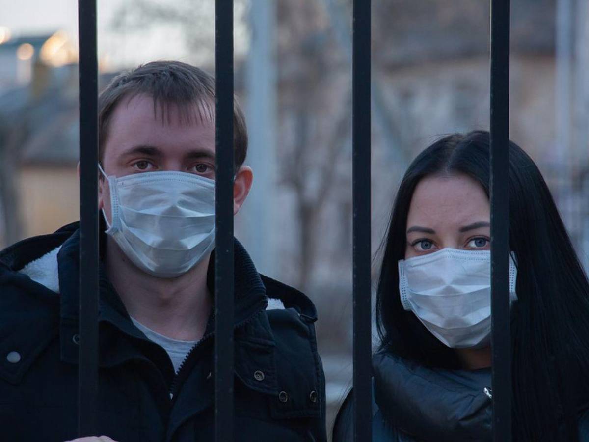 El covid-19 y la viruela del mono tienen síntomas muy parecidos. Ambas han sido declaradas alerta mundial.