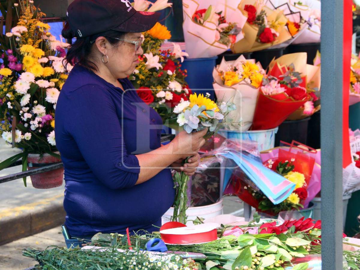 Flores y alegría llenan las calles de Tegucigalpa en celebración del Día de la Madre