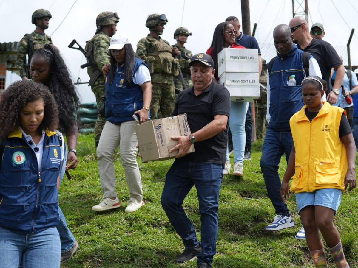 “Todo lo que conseguimos es poco”: llega ayuda al epicentro del terremoto de 7.4 en Colombia