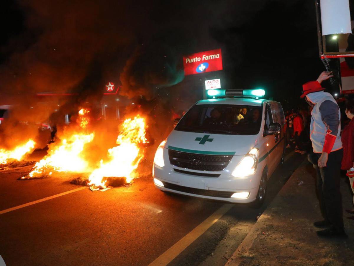 Quitando pancartas, encadenándose y cerrando calles: así fue la protesta de Libre