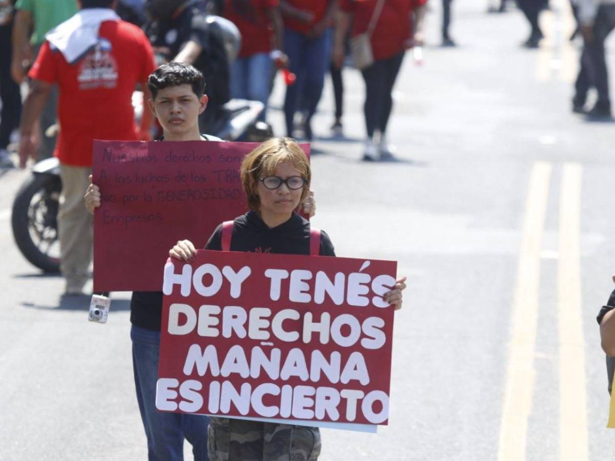 Con pancartas y exigencia de sus derechos, cientos marchan el Día del Trabajador en SPS