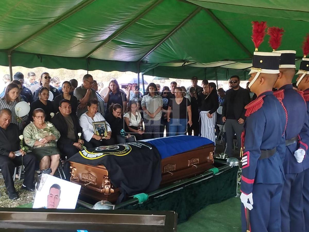 Despiden al comisario Lester Amador, uno de los cinco agentes asesinados en Corinto