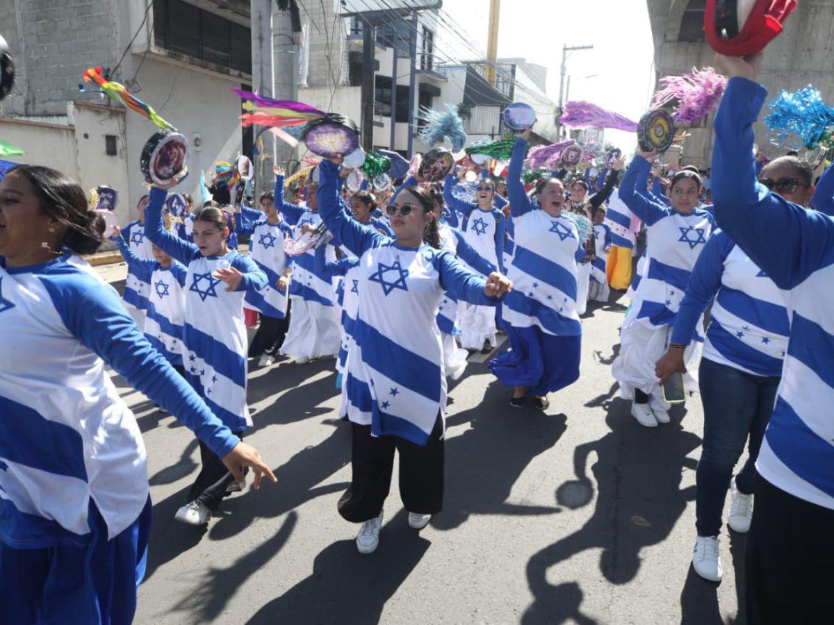 Día de la Biblia: Cientos de hondureños desfilan por el bulevar Suyapa en Tegucigalpa