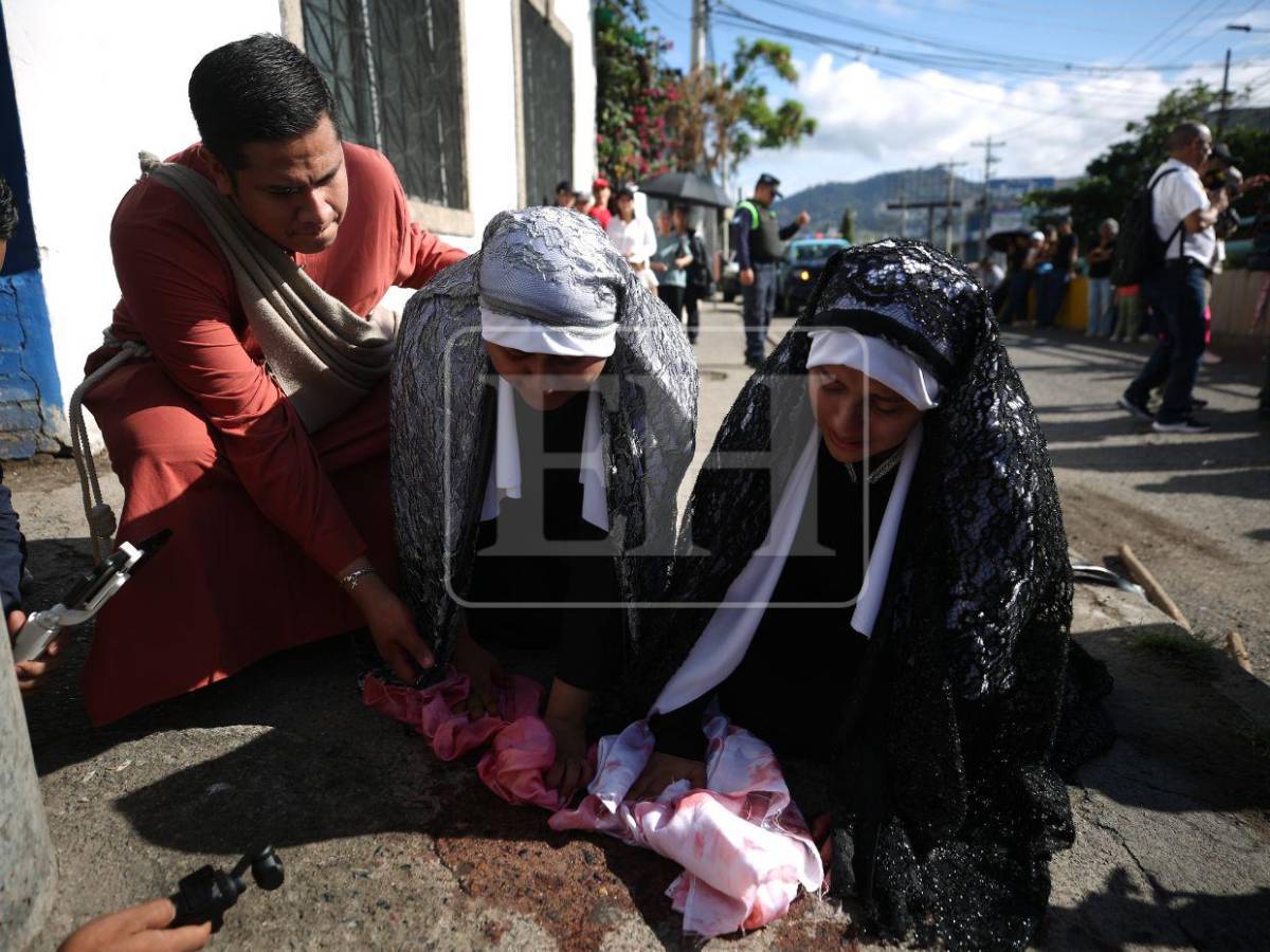 Fue azotado, humillado y obligado a cargar su cruz: feligreses dramatizan el viacrucis