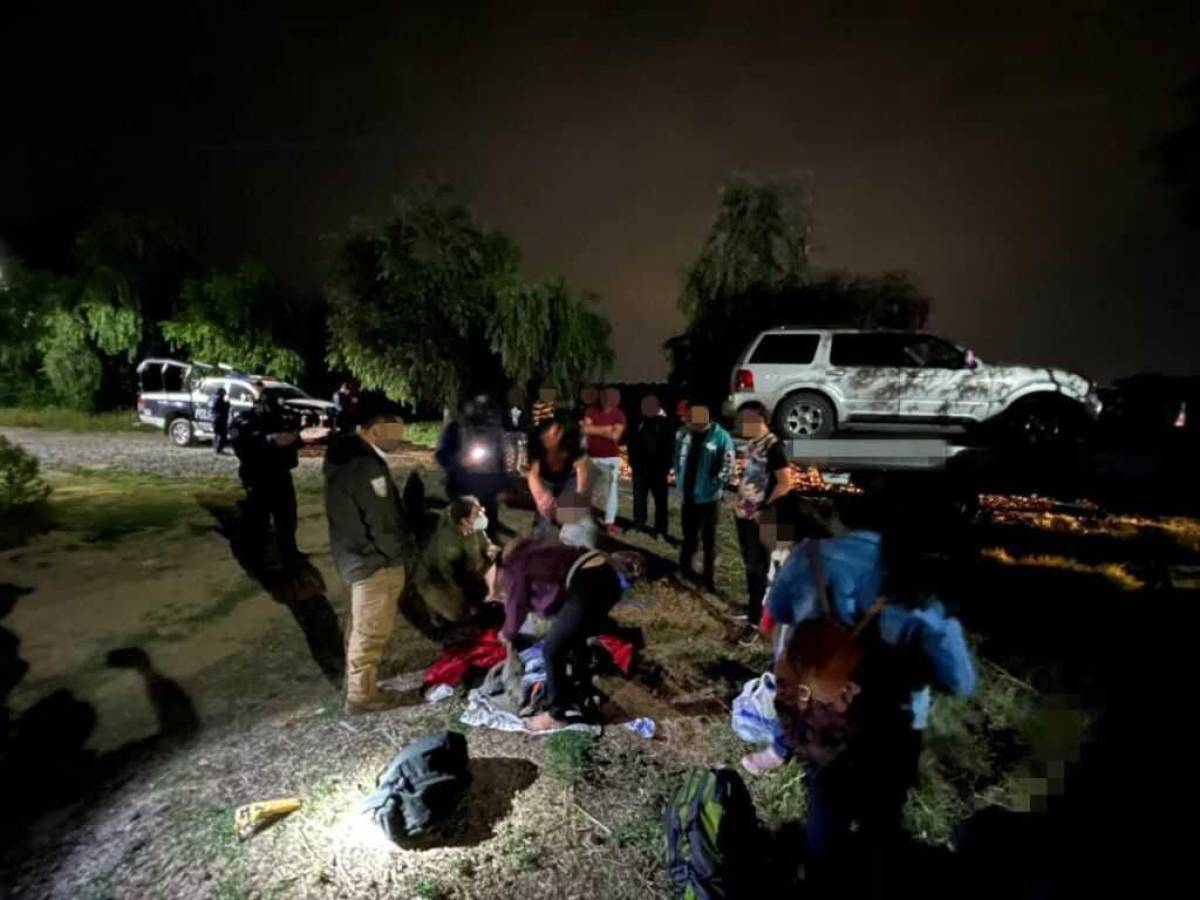 Rescatan a 29 migrantes hondureños abandonados dentro de tráiler en México