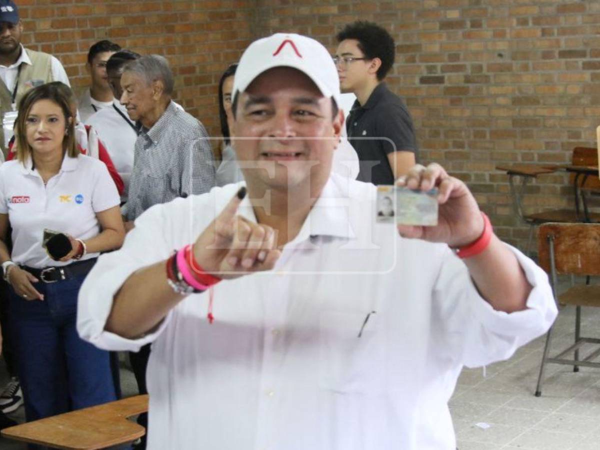 Jorge Aldana ejerce el sufragio y destaca normalidad en las urnas en el Distrito Central