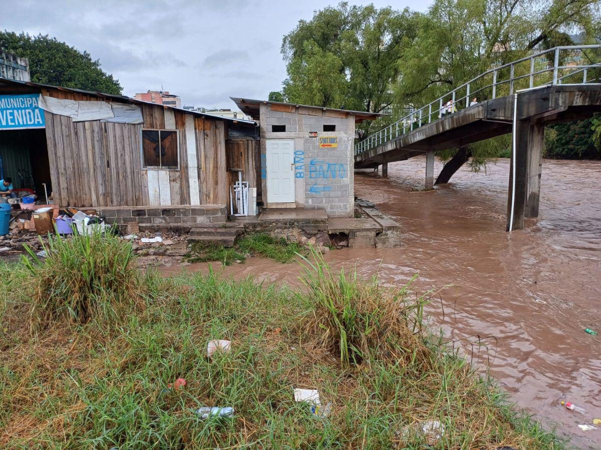 Evacúan a vendedores del mercado Primera Avenida por crecida del río Choluteca