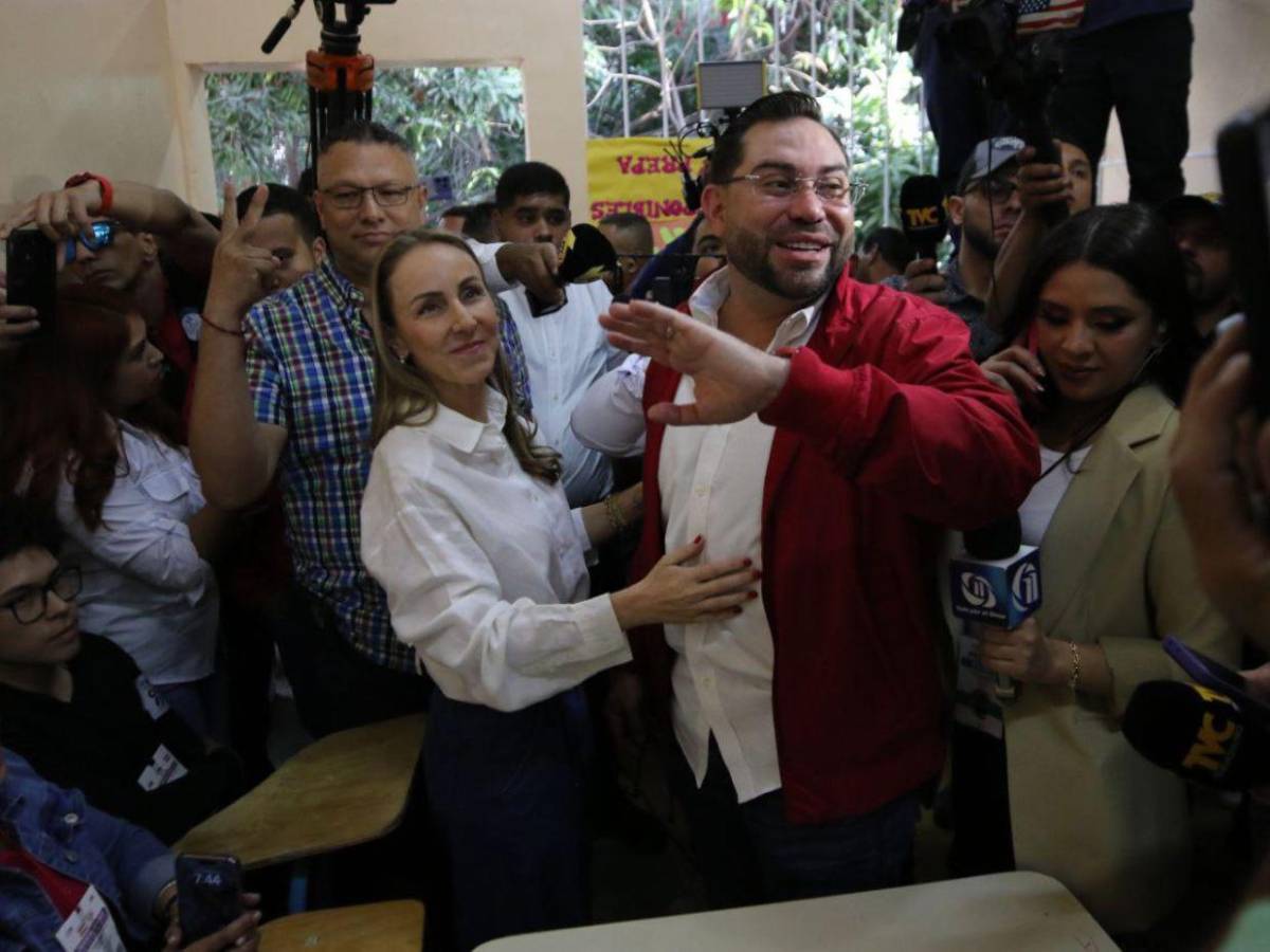 Jorge Cálix se mofa de atraso de maletas electorales en centros de votación