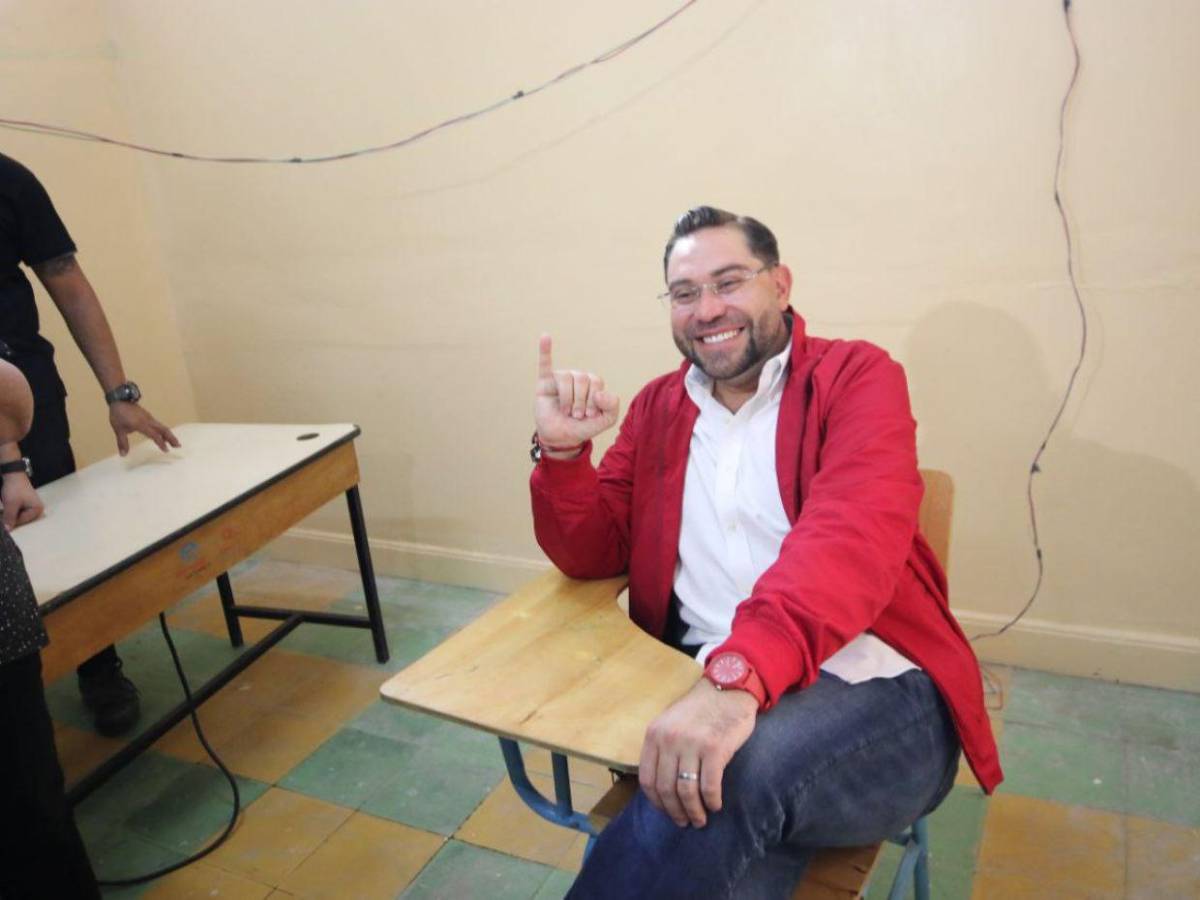 Jorge Cálix se mofa de atraso de maletas electorales en centros de votación