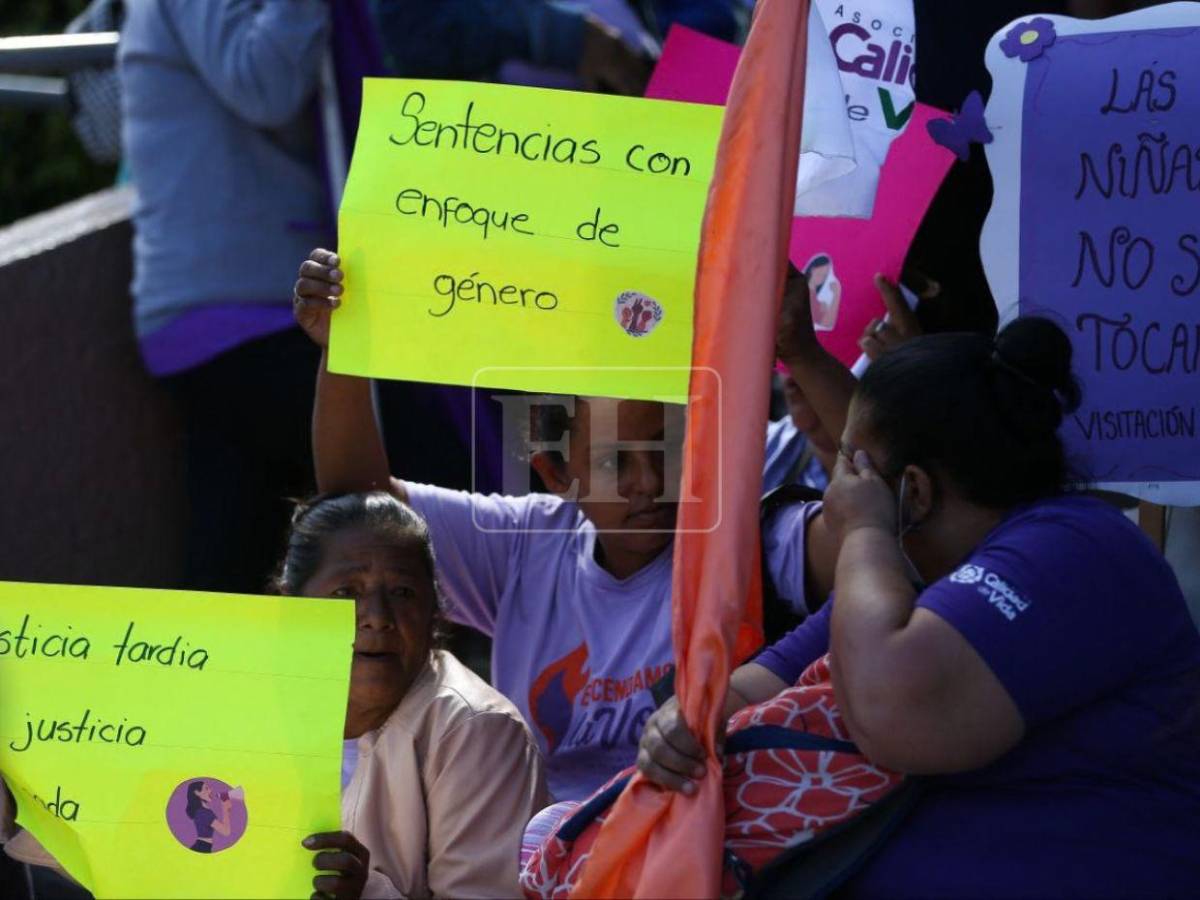 Colectivos feministas exigen justicia en los casos de femicidios frente a la Corte Suprema