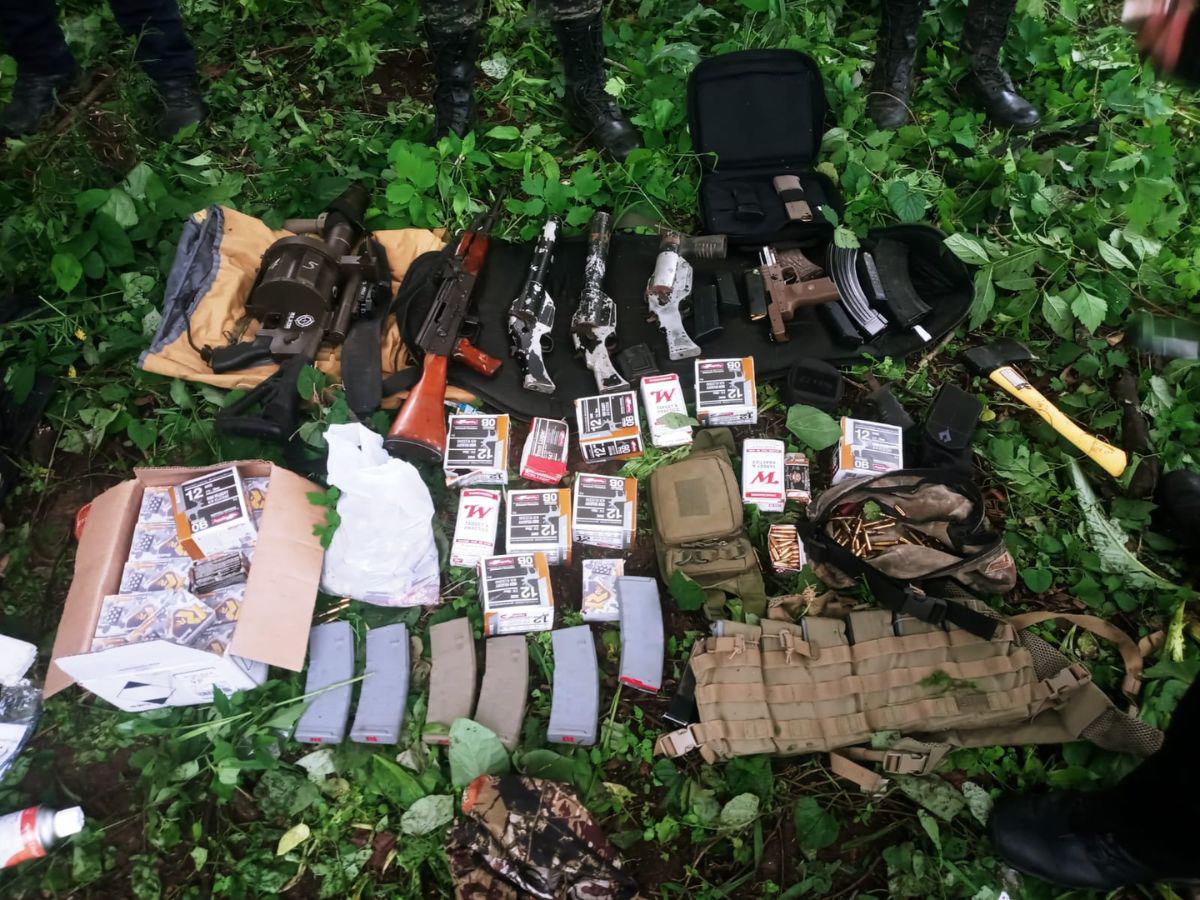 Las armas encontradas dentro de la camioneta blindada.