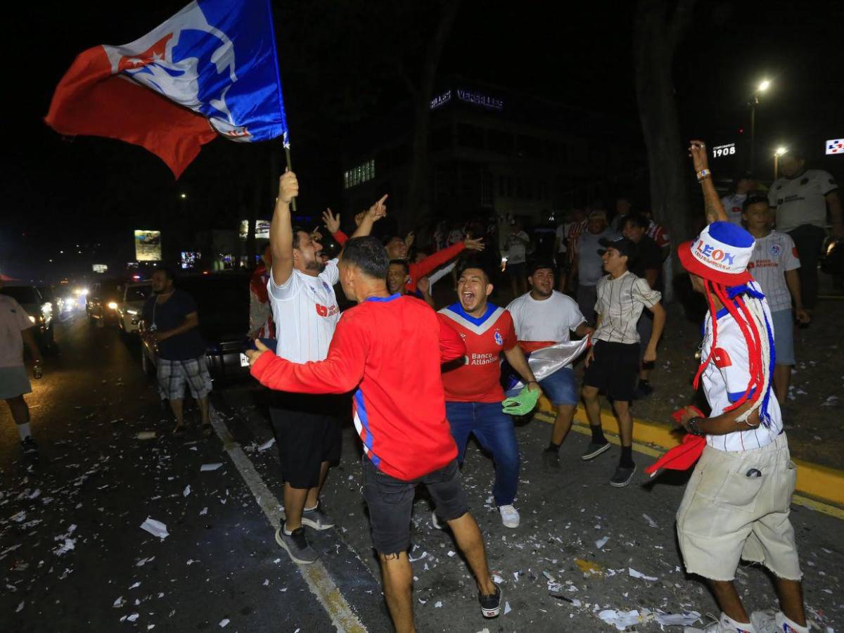 ¡Algarabía! Olimpistas celebran en las calles de San Pedro Sula la copa 39