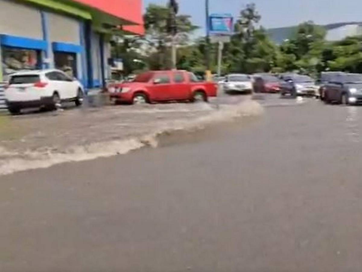Media hora de lluvia colapsa calles y provoca caos vial en San Pedro Sula