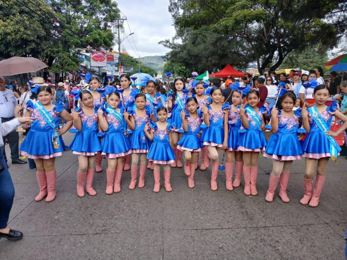Las bellas palillonas y pomponeras que amenizaron los desfiles de educación básica 2025