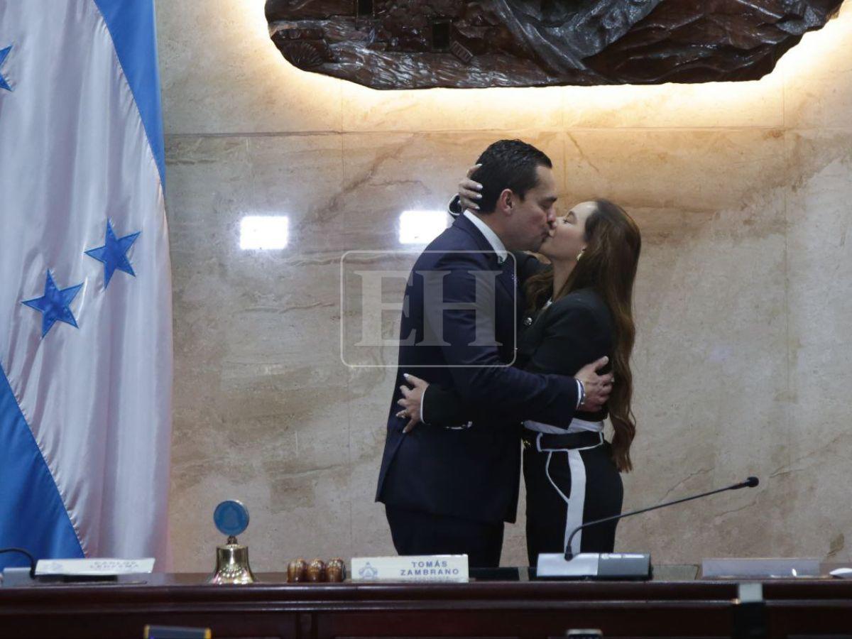 Con un romántico beso: esposa de Tomás Zambrano lo felicita tras asumir la presidencia del CN
