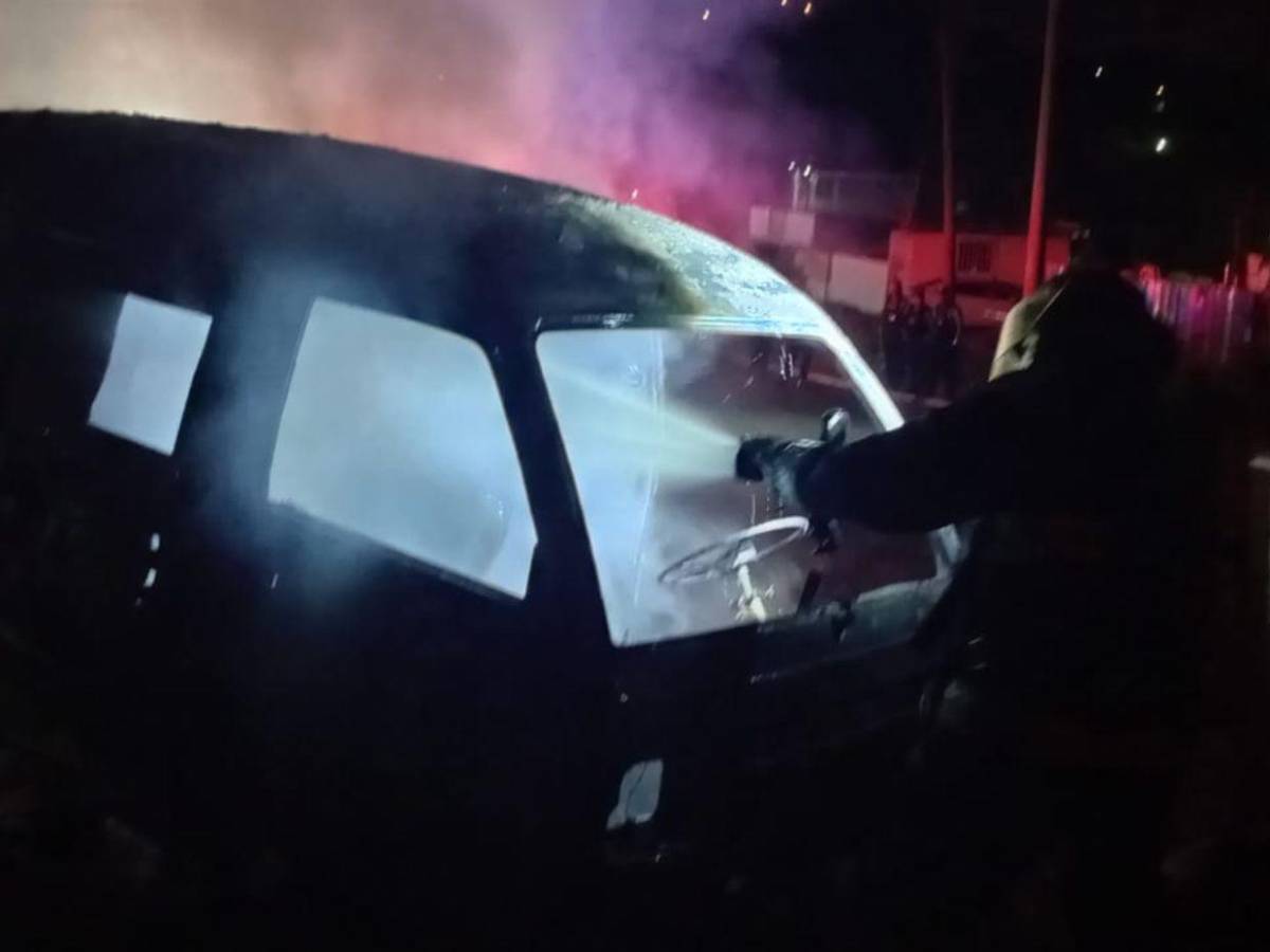 Fotos: así quedó el busito incendiado en Villa Vieja, carretera al oriente