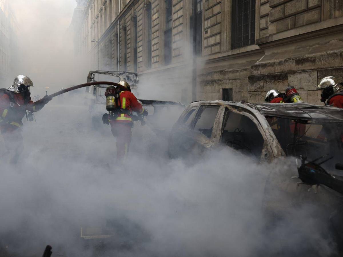 Francia anuncia toques de queda y Europa mira con inquietud la ola de disturbios