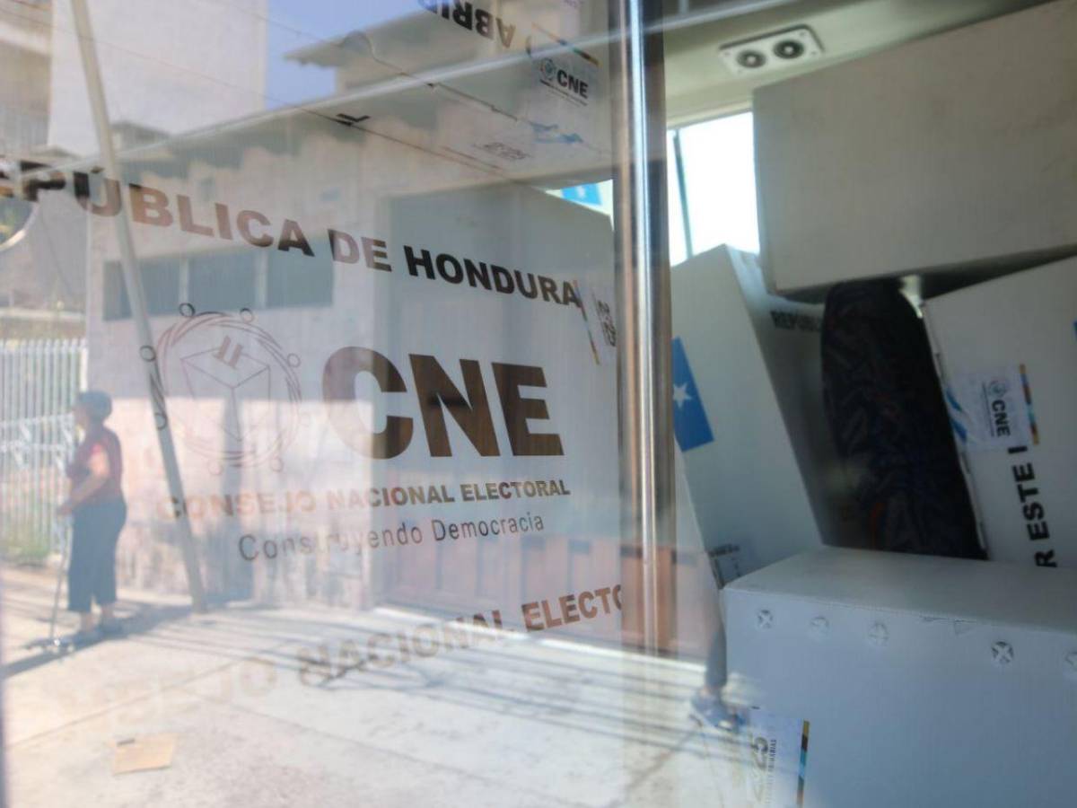 Amontonadas y en buses de ruta urbana trasladan maletas electorales a centros de votación