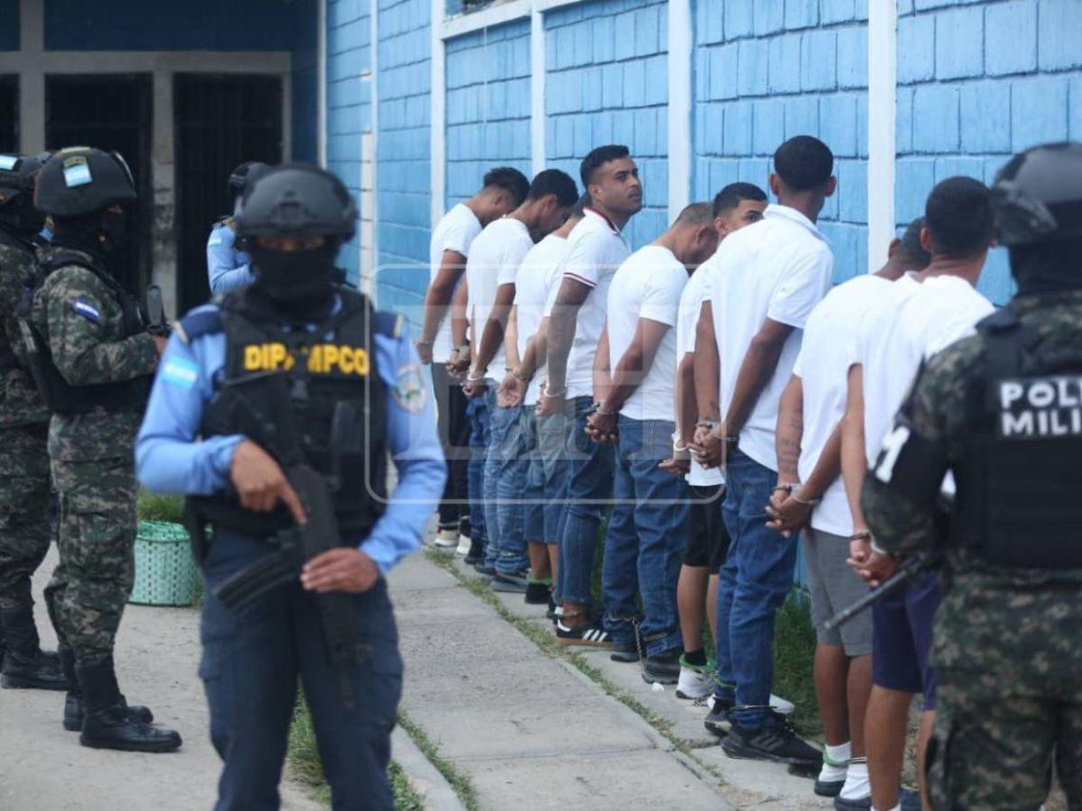 Trasladan a 35 reos de alta peligrosidad para frenar extorsiones desde cárceles