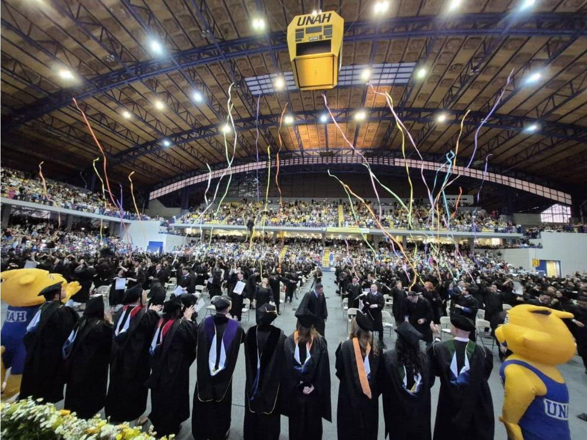 Celebraciones emotivas, orgullo y esfuerzo: más de 1,500 universitarios reciben su título