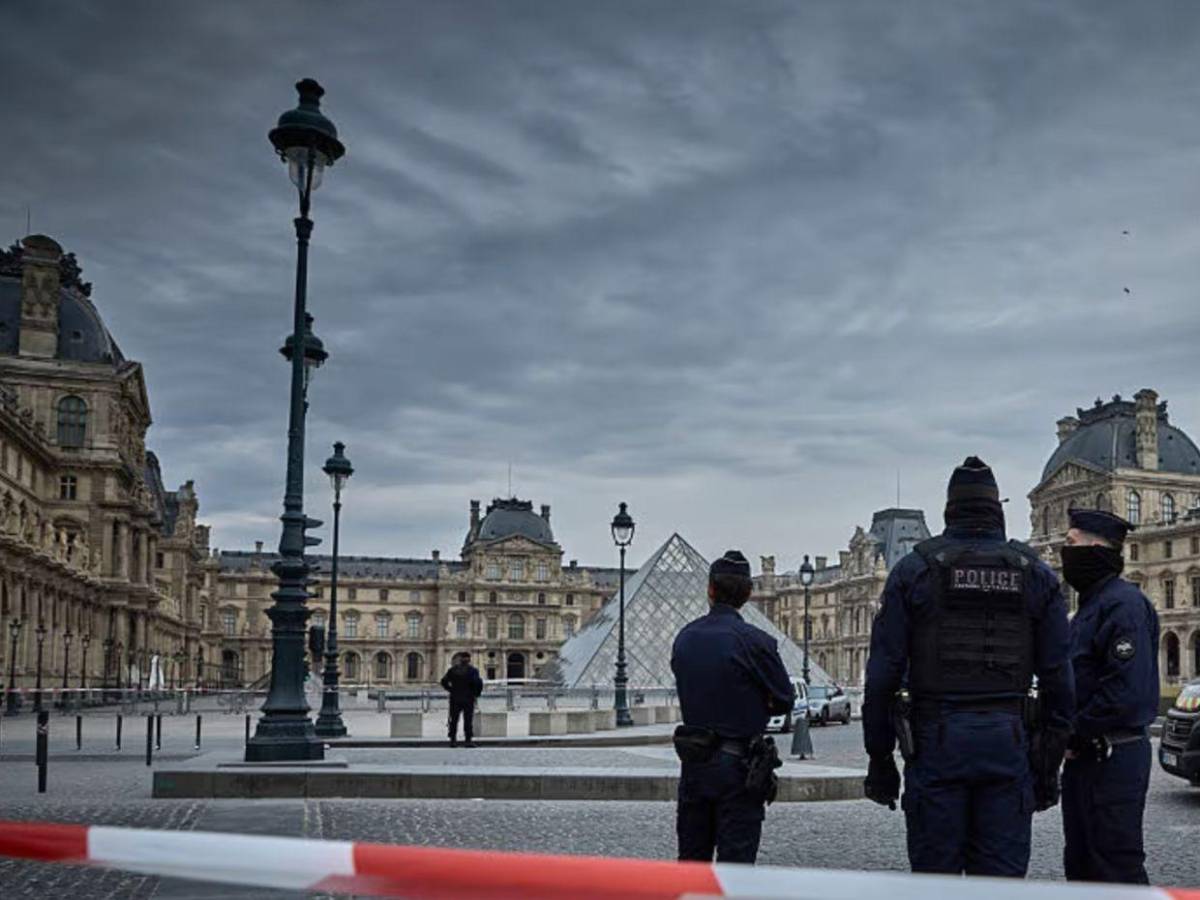 Roban joyas históricas del Museo del Louvre en París, en solo siete minutos