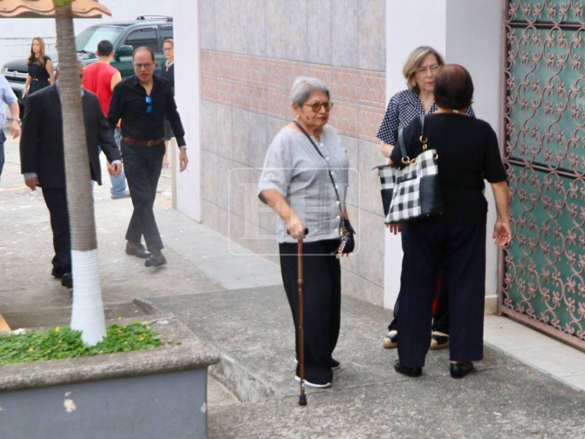 Entre lágrimas y flores, familiares despiden a la chef Sandra Díaz del Valle