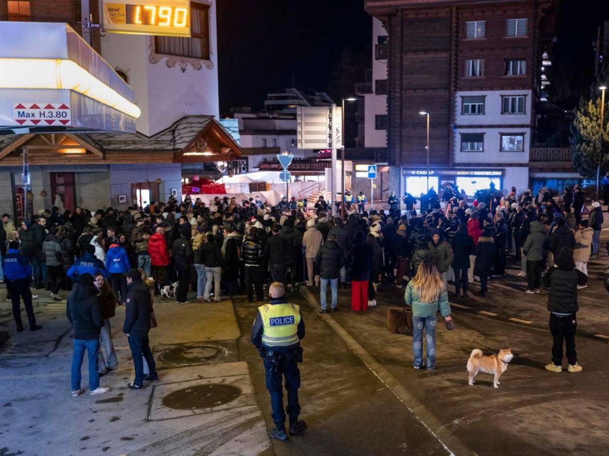 Vigilia recuerda a las víctimas del incendio de Crans Montana, Suiza