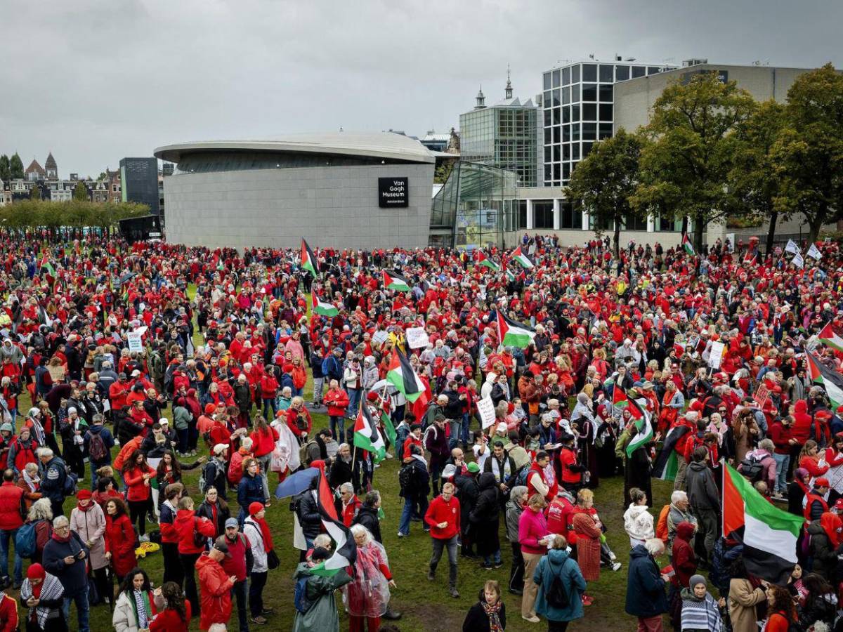 250 mil personas llenan las calles de rojo en Ámsterdam para exigir medidas contra Israel