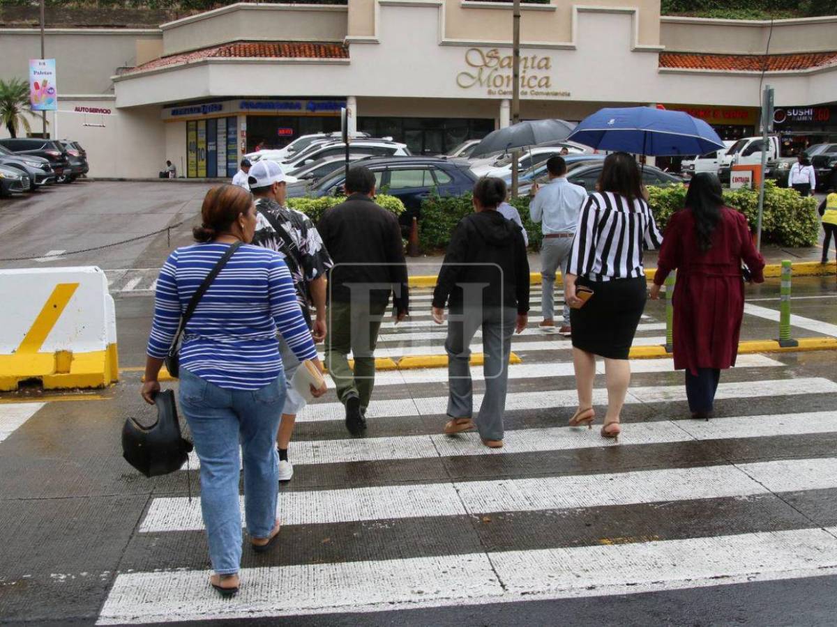 Lluvias intermitentes dejan calles mojadas y tránsito lento en Tegucigalpa