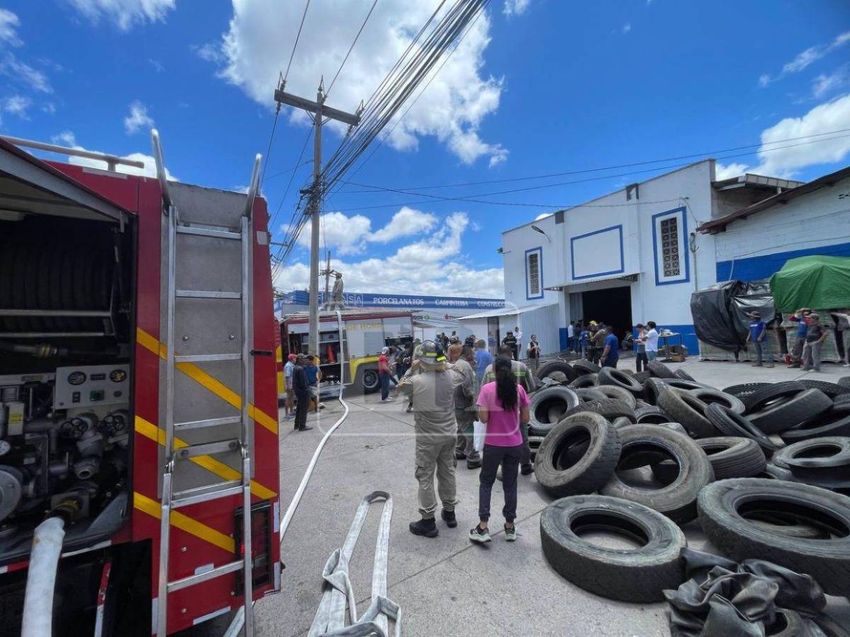 Las imágenes del incendio que quemó una bodega de llantas en el anillo periférico