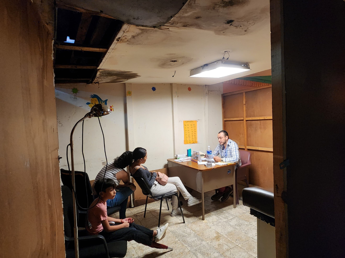 Pacientes son atendidos bajo techos rotos, moho y agua negra en la capital