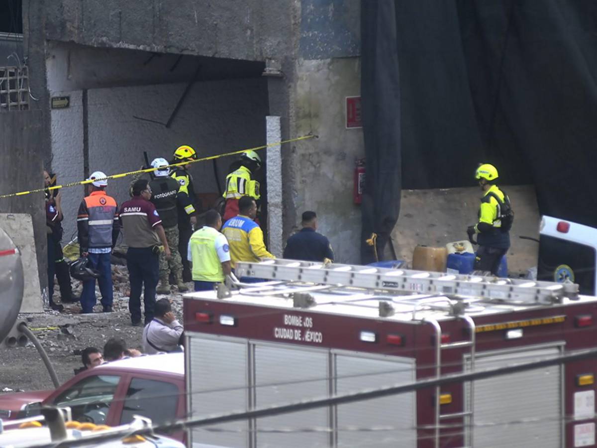 Destrozos tras colapso de edificio en centro de México; hay tres personas atrapadas