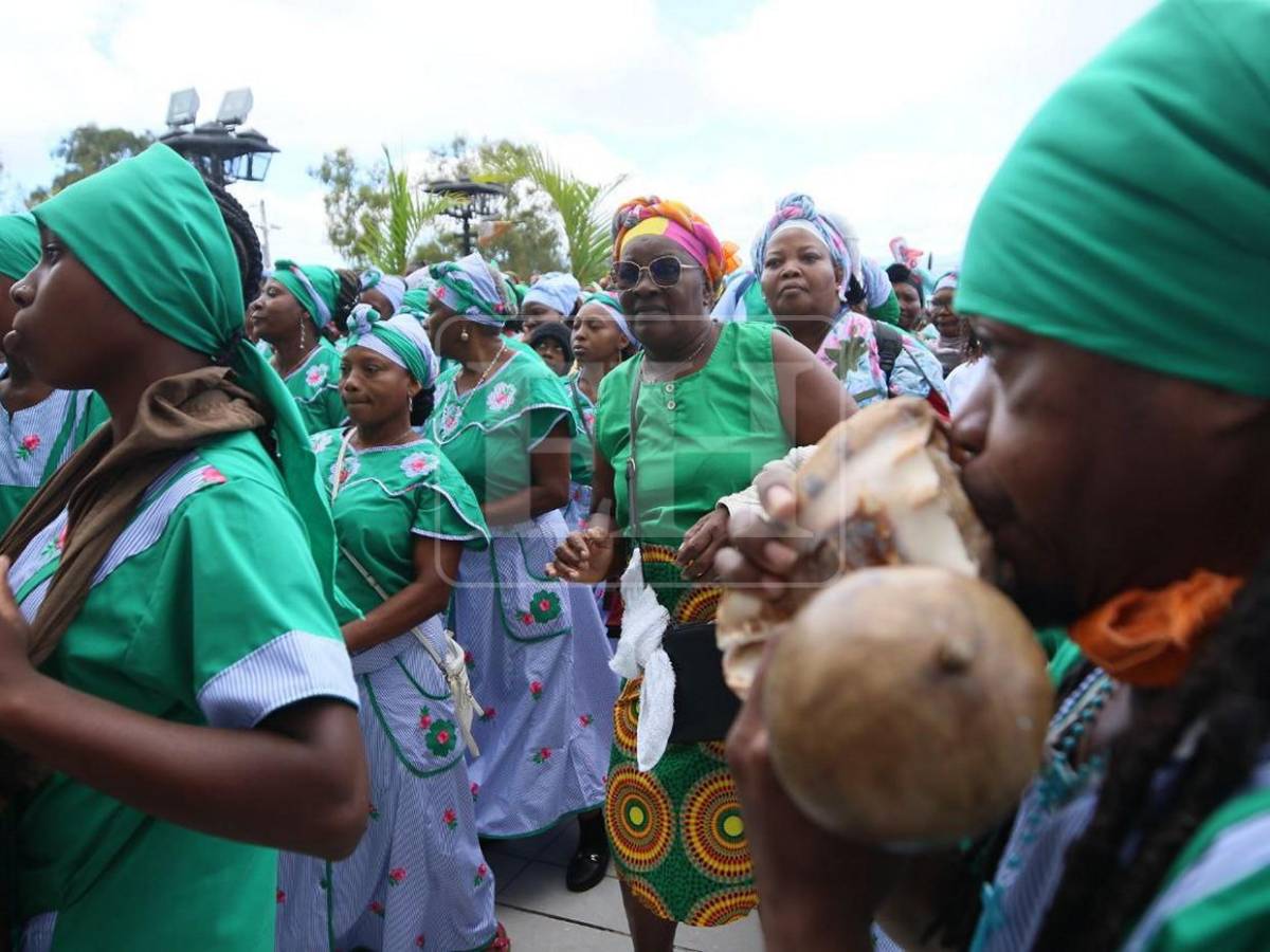 Con kazzabe y música ancestral, garífunas rinden devoción a la Morenita