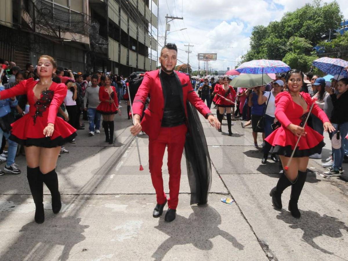 Julio Baquedano brilla como palillón en desfiles patrios 2025 con el Instituto Rafael Pineda Ponce