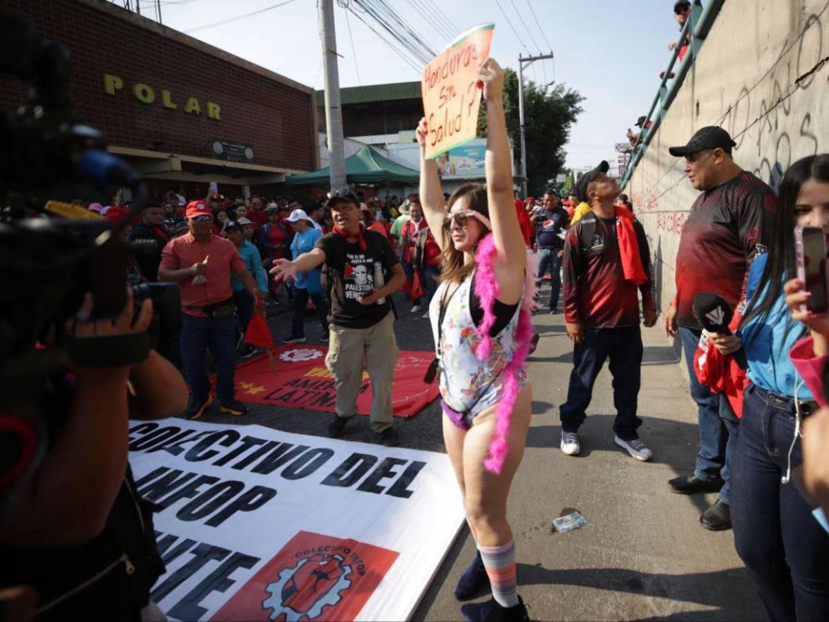 ¿Quién es Floridalia Aguilar, la doctora que protesta en traje de baño en contra la corrupción?