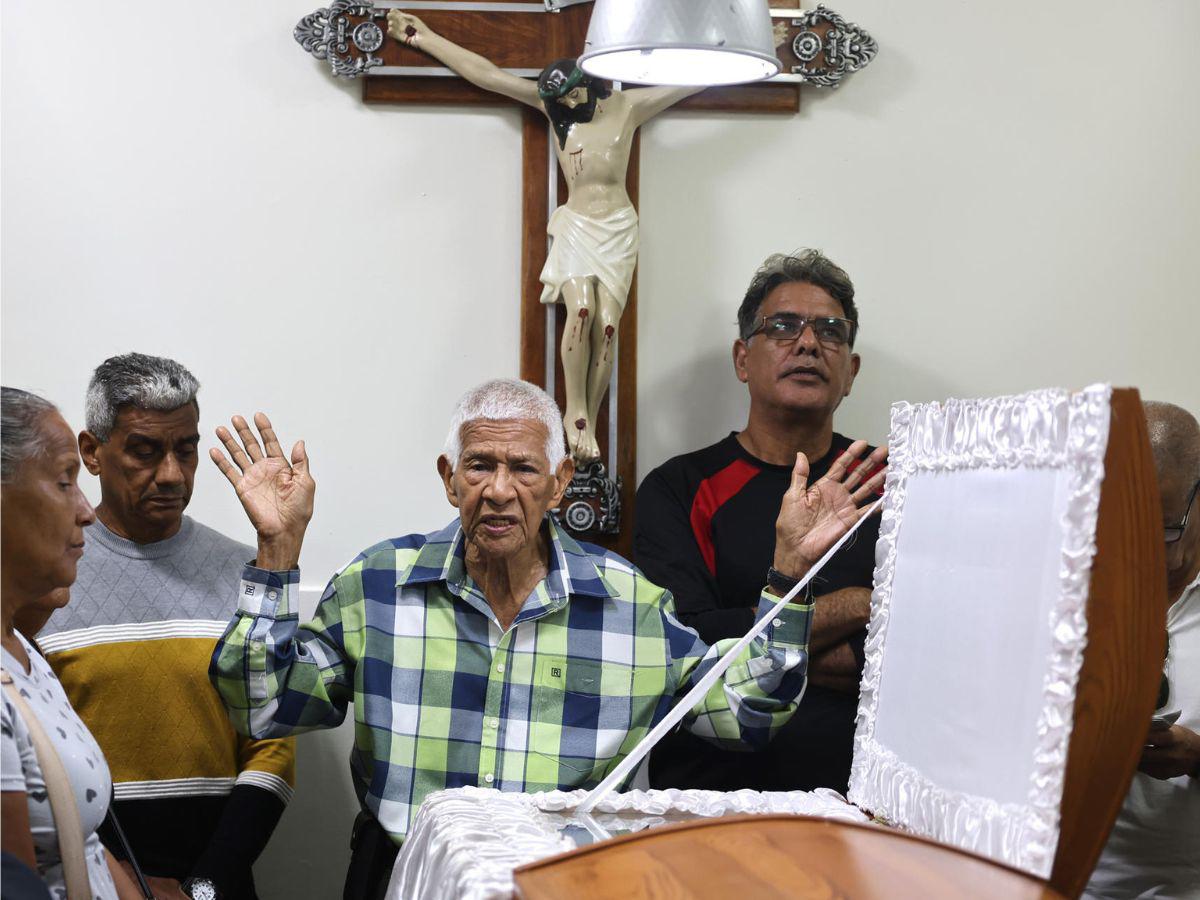 Así despiden a doña Rosa González, anciana de 80 años que murió en la captura de Maduro