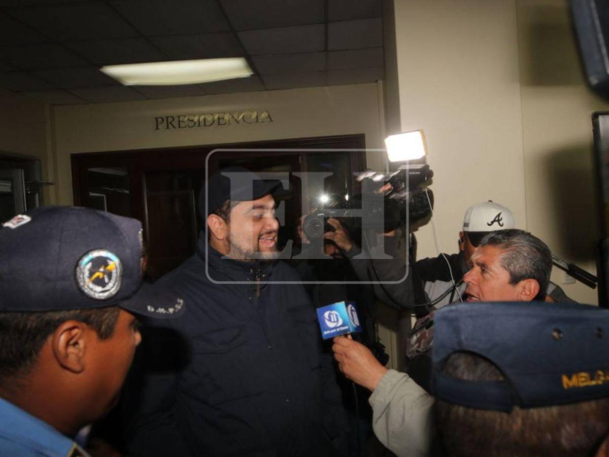 Con una sonrisa, así salió Cardona de la CSJ tras recibir arresto domiciliario