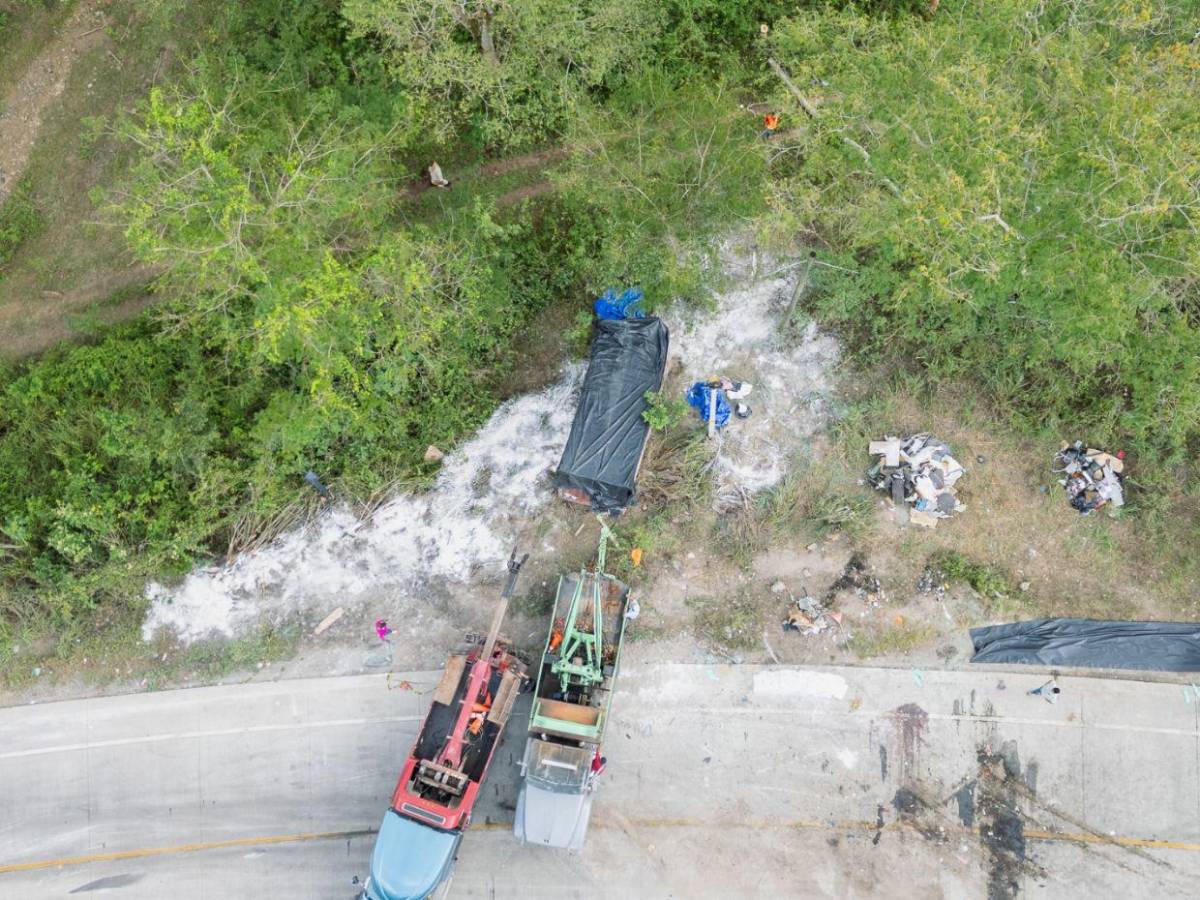 Cianuro esparcido, labores de limpieza y sin paso: fotos aéreas del accidente en Quimistán
