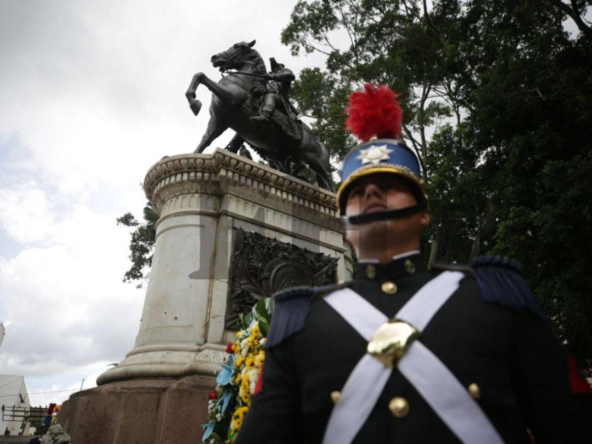 Con guardia de honor y ofrendas florales, conmemoran el Día del Soldado Hondureño