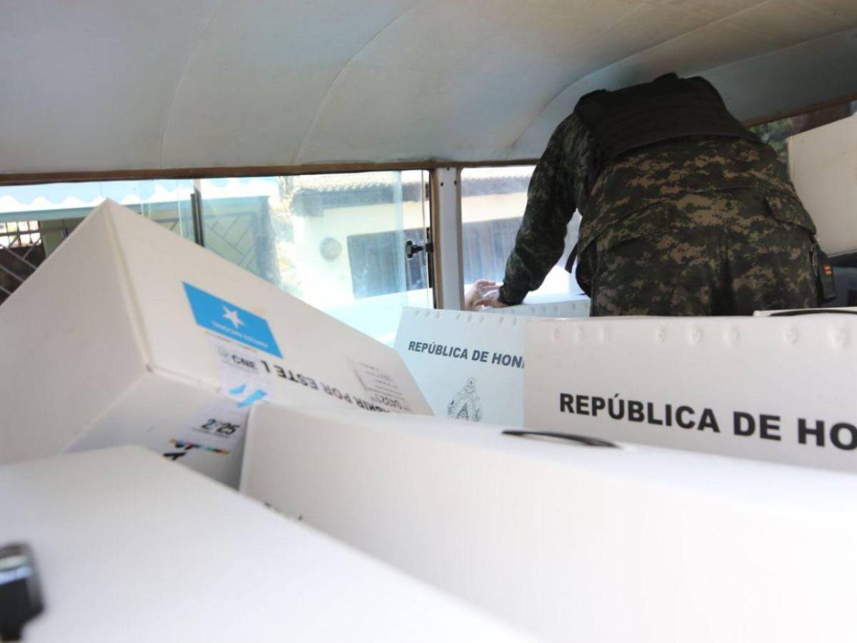 Amontonadas y en buses de ruta urbana trasladan maletas electorales a centros de votación