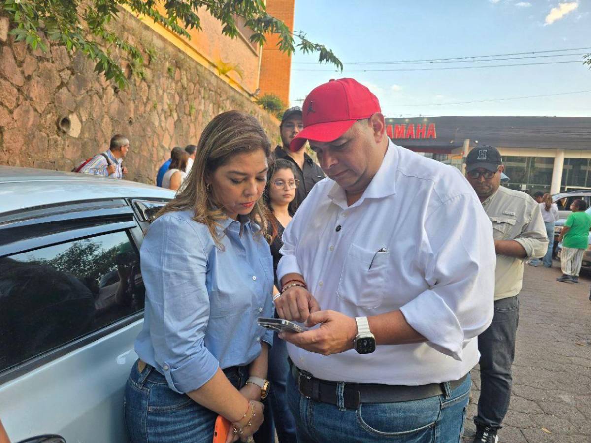 Jorge Aldana llega a ejercer el sufragio, pero aún no hay urnas en la Facultad de Medicina